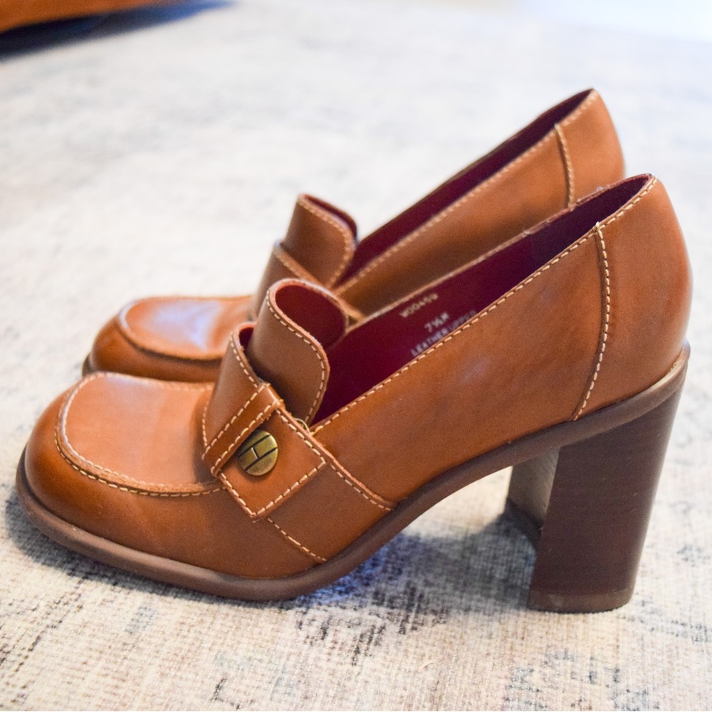 Leather square toe loafers Tommy Hilfiger Gorgeous heels! 7.5